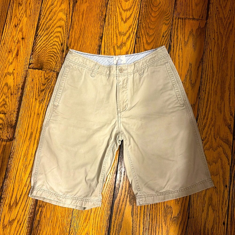 GAP MENS CLASSIC RELAXED FIT KHAKI SHORTS WITH BUTTON CLOSURE BACK POCKETS